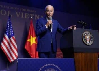 Joe Biden vuelve a protagonizar surreal rueda de prensa en Vietnam y su equipo corta la trasmisión