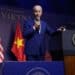 Joe Biden vuelve a protagonizar surreal rueda de prensa en Vietnam y su equipo corta la trasmisión