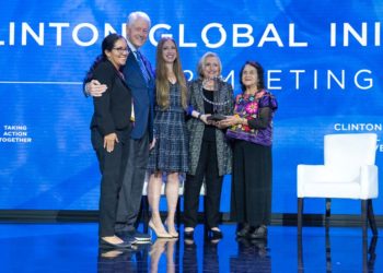 Fundación Clinton crea red para brindar ayuda humanitaria a Ucrania