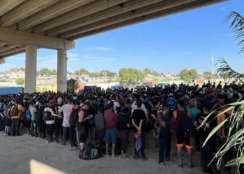 Texas se declara en emergencia por ola de inmigrantes