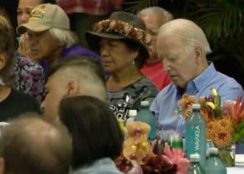 ¿Estábamos soñando o Biden se durmió en plena ceremonia de Maui? Esto es lo que sabemos