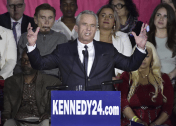 Detienen a hombre armado en mitin de Robert F. Kennedy Jr en Los Ángeles