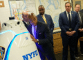 Una Nueva York desbordada de inmigrantes estrena costoso robot barrigón