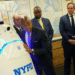 Una Nueva York desbordada de inmigrantes estrena costoso robot barrigón