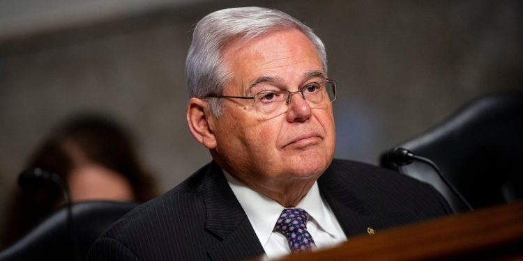 Bajo investigación: Senador demócrata Bob Menendez habría recibido sobornos en barras de oro
