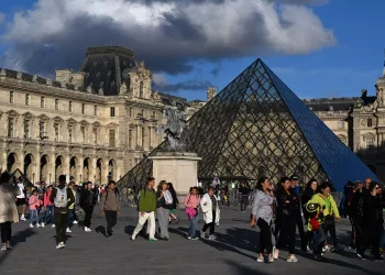 Alerta terrorista en Francia: evacuaron el Museo del Louvre de París y el Palacio de Versalles