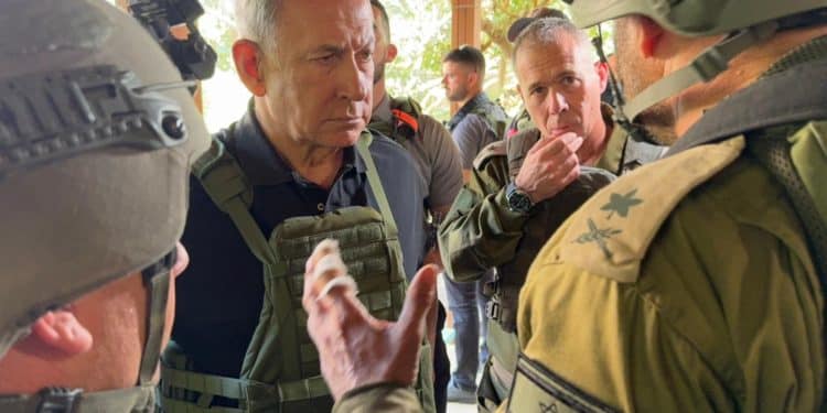 Netanyahu visita al Ejército de Israel a horas de la invasión de Gaza «por tierra, mar y aire»
