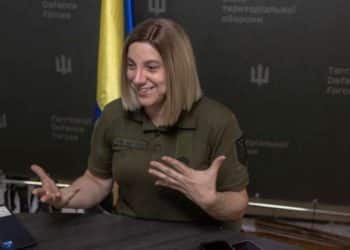 Estadounidense transgénero vuelve a ser vocero militar de Ucrania para occidente