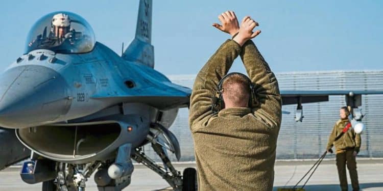 Pilotos ucranianos comienzan a entrenar en el F-16 en Estados Unidos