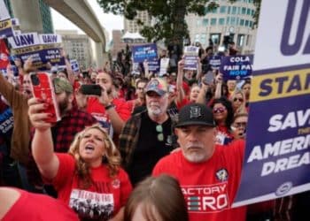 GM y trabajadores automotrices firmaron convenio que paraliza huelga del motor en Estados Unidos