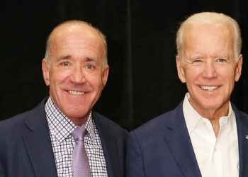 Otro escándalo de clan Biden: Hermano menor del presidente aparece desnudo en página de citas gay