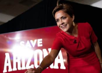 Kari Lake, la ex presentadora de televisión que aspira ser senadora de Estados Unidos