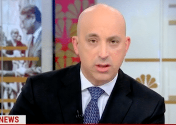 Presentador de MSNBC genera controversia tras victimizar a terroristas de Hamás