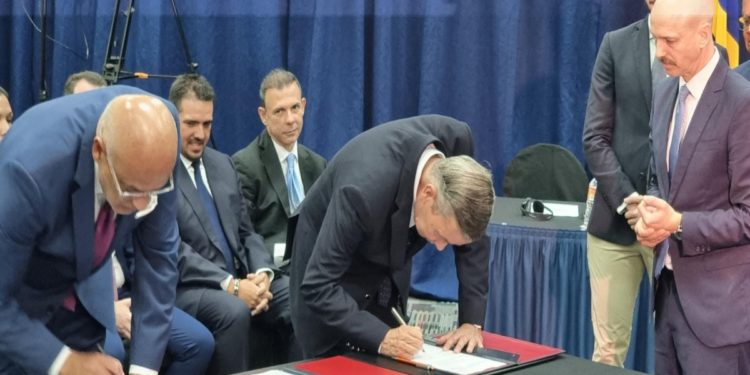 Régimen de Maduro y oposición venezolana firman acuerdo electoral en Barbados