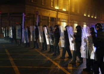 Ataque con arma blanca genera “caos” en Dublín: la agresión dio paso a choques entre manifestantes y la policía