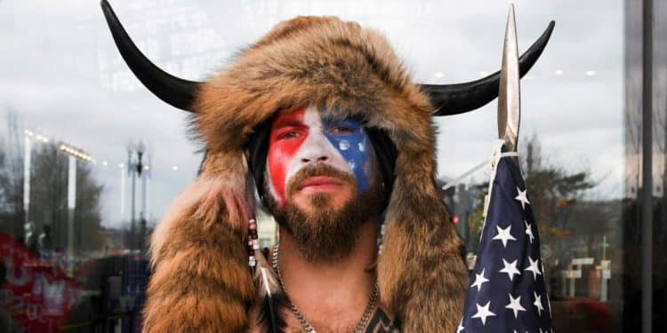Chamán QAnon, ícono de la protesta del Capitolio, se postula al Congreso de EE.UU