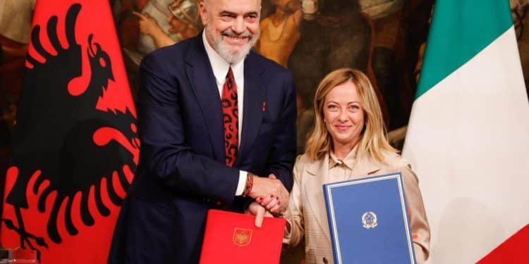Italia adopta la ‘vía Ruanda’ en un pacto con Albania para deportar a inmigrantes
