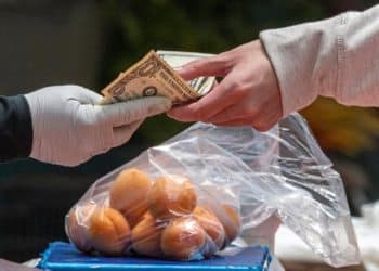 Estadounidenses gastan al mes 680 dólares más que hace dos años para cubrir sus necesidades básicas
