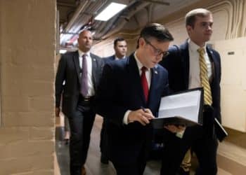 Mike Johnson consigue luz verde para propuesta que extiende el presupuesto y evita cierre del Gobierno federal