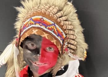 Polémica tras juego de la NFL: periodista progresista tilda de “racista” a joven fanático