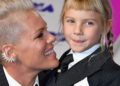 Pink genera polémica al afirmar falsamente que libros están prohibidos en escuelas de Florida por pornografía