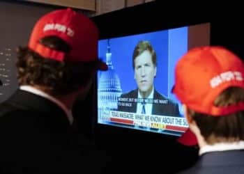 Tucker Carlson en España: ex conductor de FOX News se retrata con líder de VOX durante protesta en Madrid