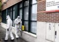 Regreso de trabajadores de materiales peligrosos a las calles de China, alerta sobre su versión del virus