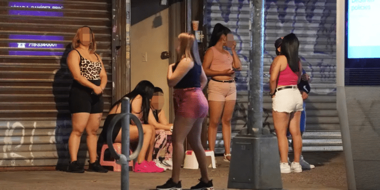 Trabajadoras sexuales venezolanas impulsan nueva «zona roja» en Nueva York