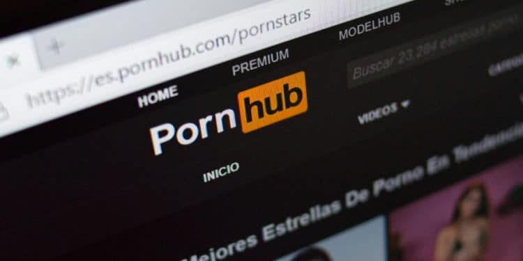 Revelador: Pornhub inserta contenido «gay y trans» para «convertir» a heterosexuales