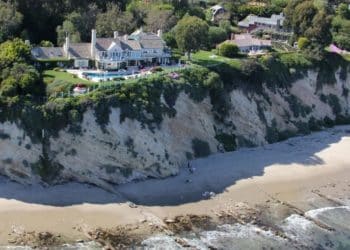 Barco de inmigrantes aparece varado cerca de la mansión de la actriz Barbra Streisand en Malibú