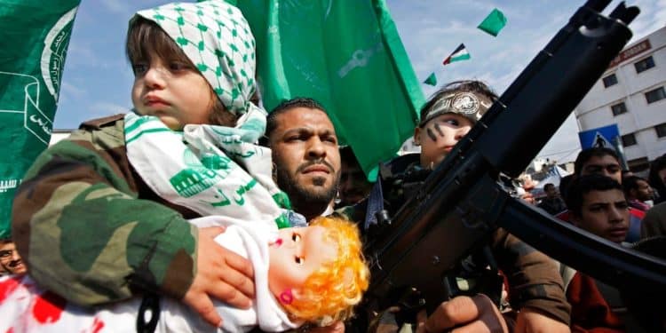 ¿Qué hace el terrorismo de Hamás con los niños en la guerra? Un comandante hizo revelaciones atroces