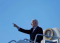 ¿Ovnis cerca de Biden? Captan en video extraños objetos sobrevolando el avión presidencial