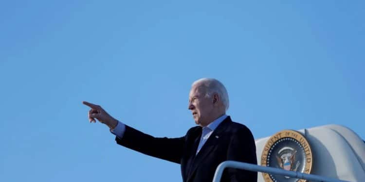 ¿Ovnis cerca de Biden? Captan en video extraños objetos sobrevolando el avión presidencial