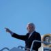 ¿Ovnis cerca de Biden? Captan en video extraños objetos sobrevolando el avión presidencial