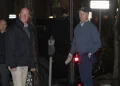 Joe Biden es visto hecho un manojo de nervios luego de que un auto chocara su caravana