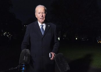 Biden deambulando desnudo por la Casa Blanca: las revelaciones de Alex Jones a Tucker Carlson