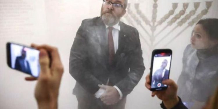 Diputado Polaco extingue una Menorá en el Parlamento: «Solo restablezco la normalidad»