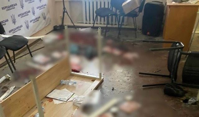 Hombre detona una granada en reunión del consejo municipal en Ucrania: dejó un muerto y al menos 11 heridos