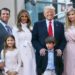 ¿Qué significa que Barron Trump haya aparecido en la foto familiar navideña de la dinastía junto a su padre?