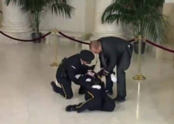 Vídeo: guardia de honor se desmaya frente al ataúd de la jueza Sandra Day O’Connor