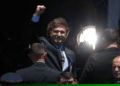 Milei asume la presidencia de Argentina: El momento en que Alberto Fernández le puso la banda presidencial