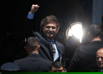 Milei asume la presidencia de Argentina: El momento en que Alberto Fernández le puso la banda presidencial