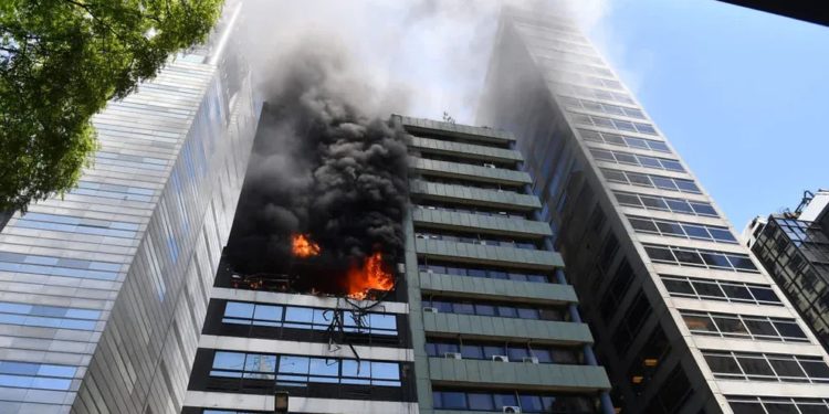Argentina: reportan explosión e incendio en inmediaciones del Ministerio del Trabajo