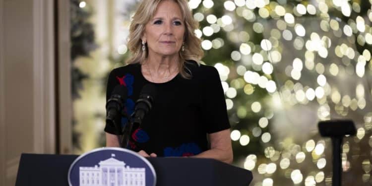 Jill Biden es criticada por «horrendo» video navideño de La Casa Blanca