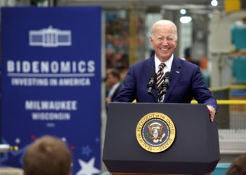 Bidenomics: ciudadanos no tienen dinero para cubrir una «emergencia» de 1.000 dólares en EEUU