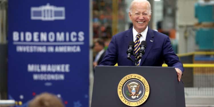 Bidenomics: ciudadanos no tienen dinero para cubrir una «emergencia» de 1.000 dólares en EEUU