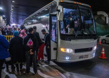Alcalde demócrata de Nueva York demanda a empresas de Texas que trasladaron migrantes: exige 700 millones de dólares