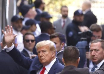 Donald Trump sale de la corte durante los argumentos finales del juicio por difamación