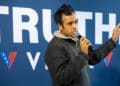 Vivek Ramaswamy suspende su candidatura presidencial y respalda a Donald Trump