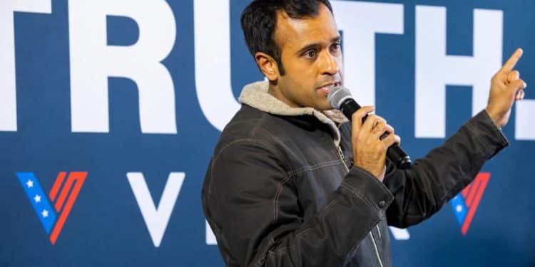 Vivek Ramaswamy suspende su candidatura presidencial y respalda a Donald Trump